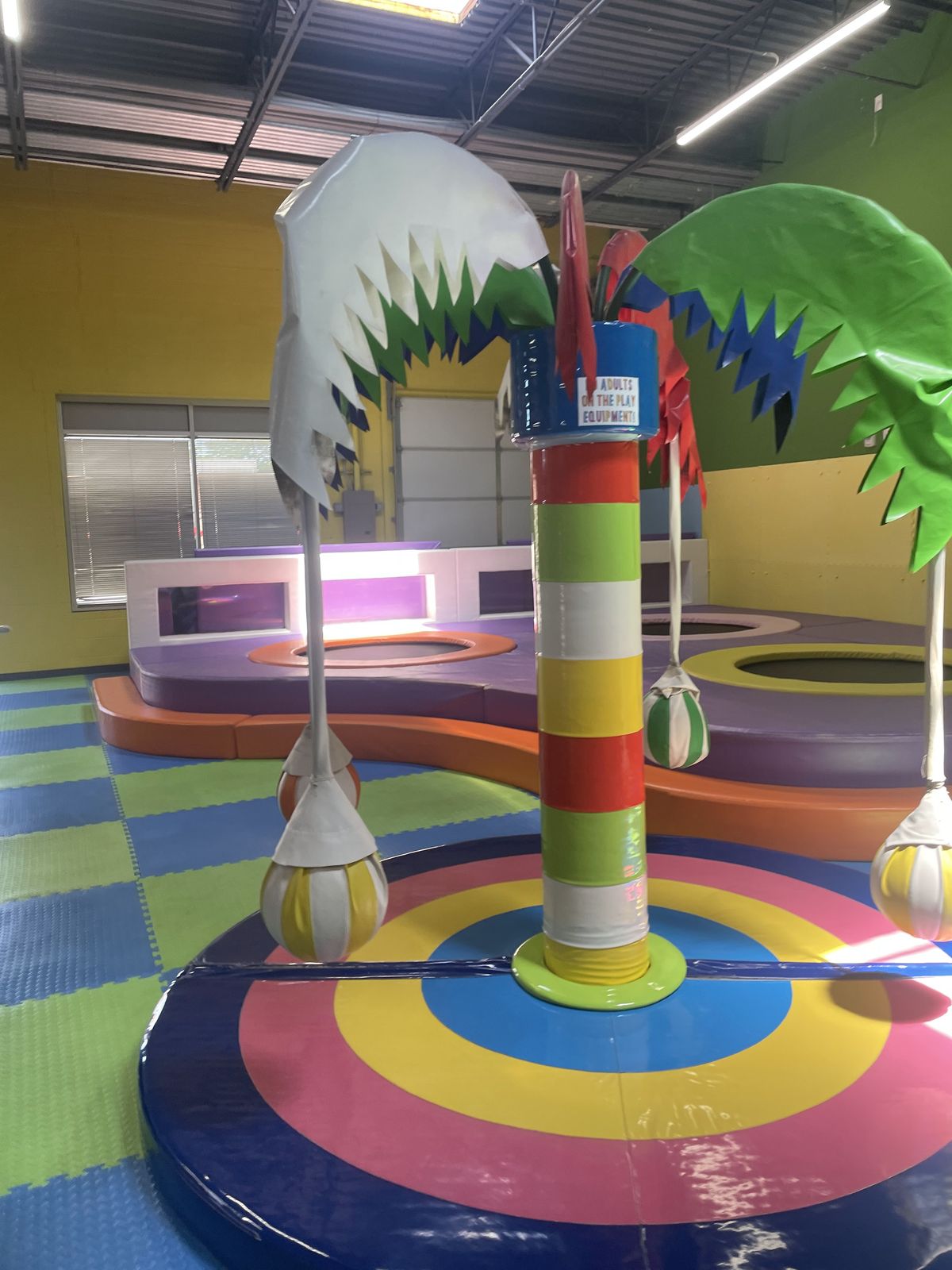 Palm-tree spinner in the play area