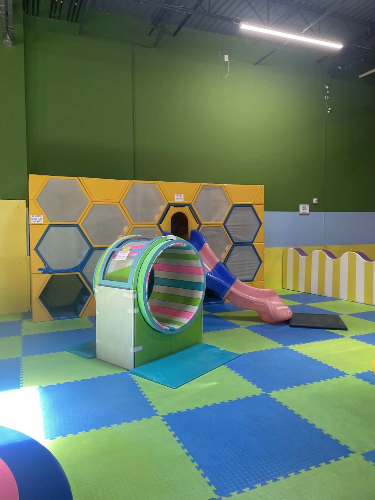 Tunnel slide and soft-play spinner