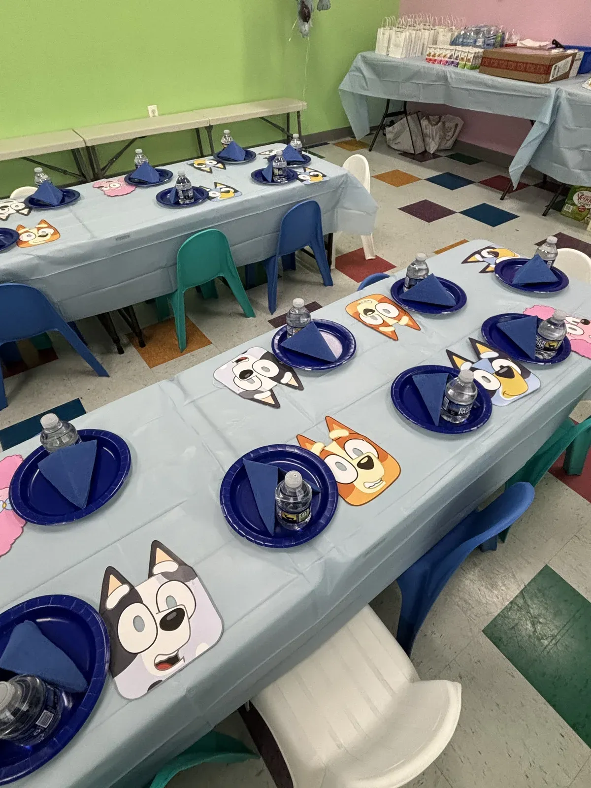 Bluey party table with blue place settings