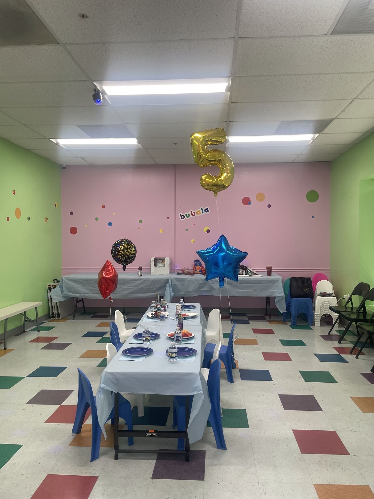 Blue star birthday room with silver number balloon