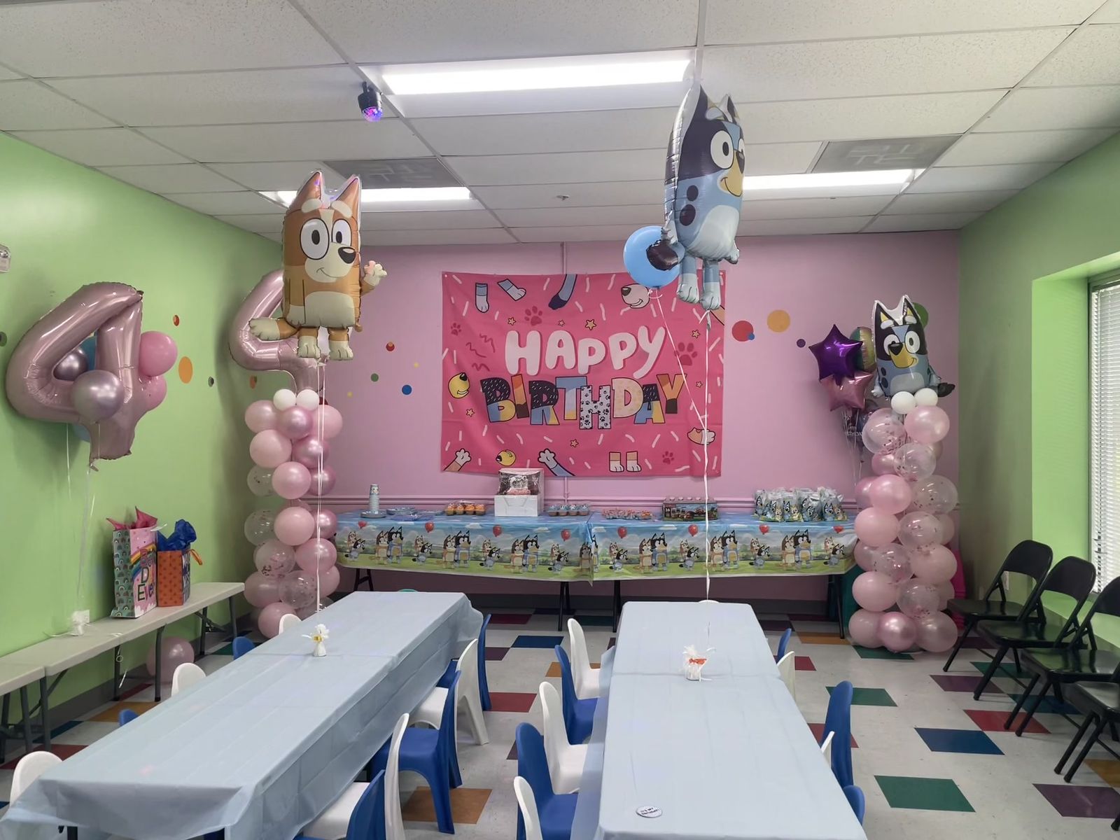 Bluey party room with colorful balloon columns